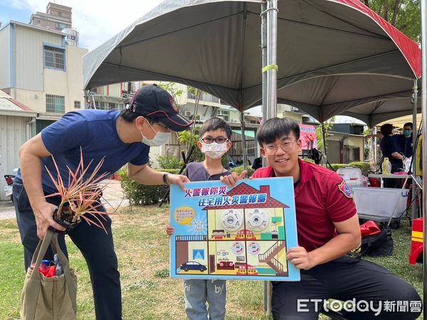 ▲台南市消防局第七大隊後甲分隊，配合市議員曾之婕服務處與小東里辦公室、警察局等，合作辦理「小東里2024年歡樂兒童節公益活動」，並舉辦防火宣導。（圖／記者林東良翻攝，下同）