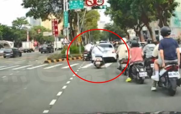 ▲▼ 我的腳！ 騎士遭車輪輾腳 痛到「打地鼠式」狂捶車窗13下。（圖／翻攝自黑色豪門企業）