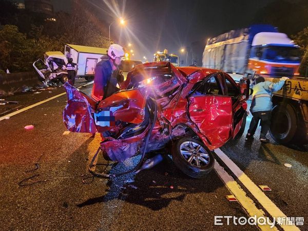 ▲▼國1凌晨4車嚴重碰撞！47歲女受困扭曲轎車　警消破壞車體救人。（圖／民眾提供）