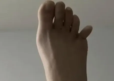 ▲女子輔導兒子作業情緒崩潰踹斷腳趾。（圖／翻攝自微博）