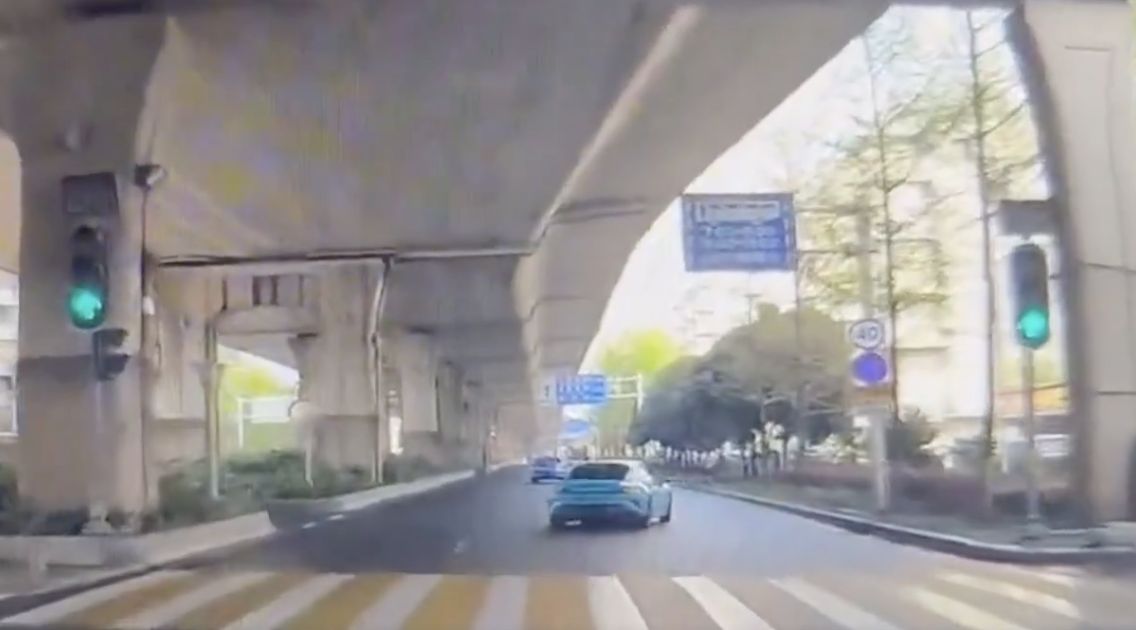 ▲小米SU7新車撞上路邊。（圖／翻攝微博）