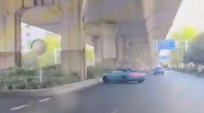 小米SU7試駕失控撞車影片曝！　高速過彎甩尾撞路邊「彈了一下」