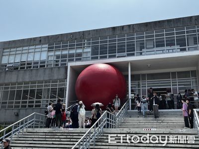 巨大紅球帶來視覺震撼　民眾行走歷史街區認識古都台南