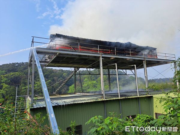 ▲▼新竹鴿舍遭雷擊起火，38隻賽鴿全數身亡。（圖／寶山鄉長邱振瑋提供）