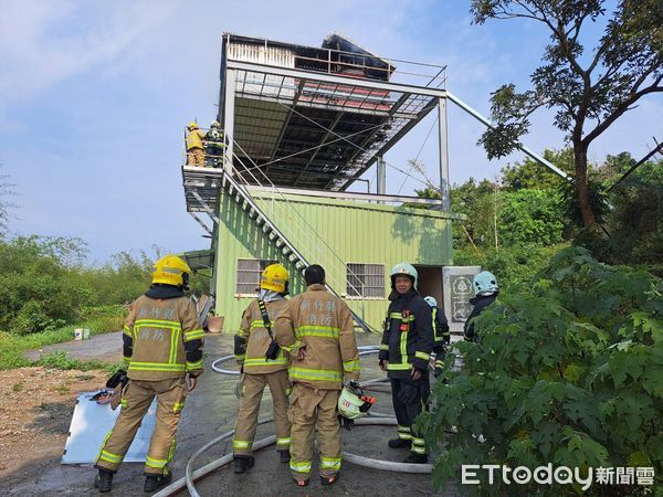 ▲▼新竹鴿舍遭雷擊起火，38隻賽鴿全數身亡。（圖／寶山鄉長邱振瑋提供）