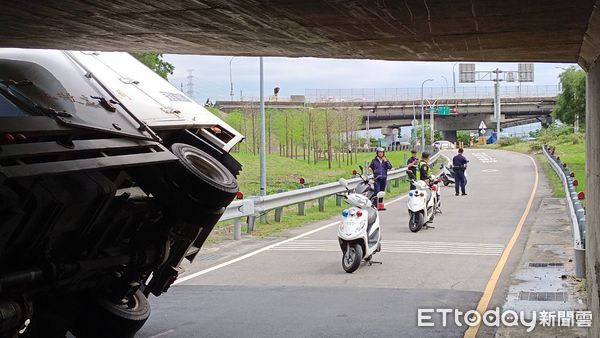 ▲▼貨車駕駛太累誤入機車道，加上未注意限高，車子撞進涵洞             。（圖／記者陳以昇翻攝）