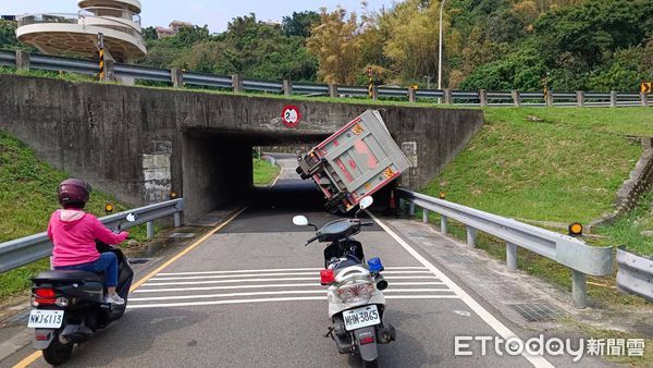 ▲▼貨車駕駛太累誤入機車道，加上未注意限高，車子撞進涵洞             。（圖／記者陳以昇翻攝）