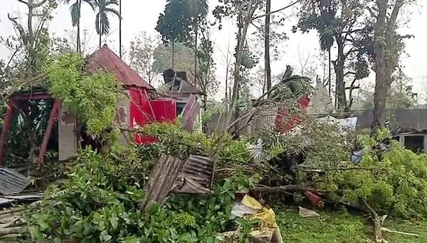 ▲▼西孟加拉邦的賈爾派古里（Jalpaiguri）31日遭強烈颶風襲擊。（圖／翻攝自X／ndtv、chhuti_is）