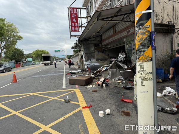 ▲▼             桃園八德轎車撞進小吃店、民宅。（圖／記者楊淑媛翻攝）