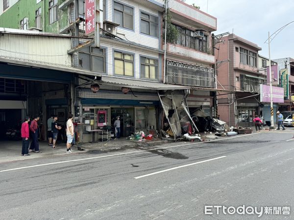 ▲▼             桃園八德轎車撞進小吃店、民宅。（圖／記者楊淑媛翻攝）