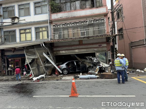 ▲▼             桃園八德轎車撞進小吃店、民宅。（圖／記者楊淑媛翻攝）