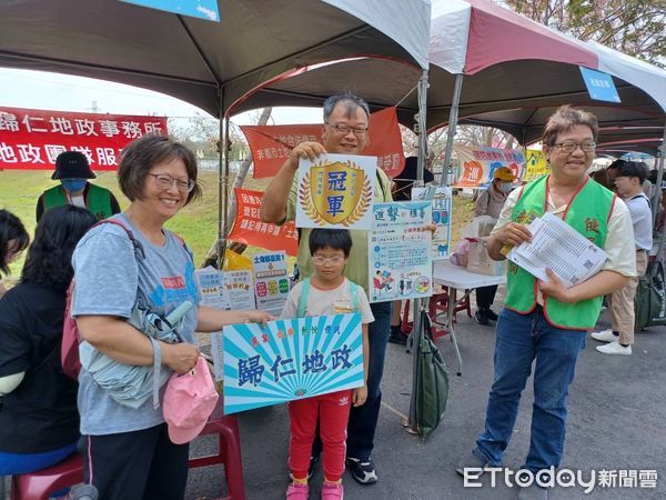 ▲台南市歸仁地政事務所，設站辦理「地政e防詐」地政業務宣導，落實市長黃偉哲執行反詐騙宣導，積極守護市民財產安全。（圖／記者林東良翻攝，下同）