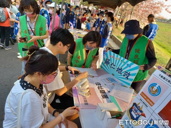 ▲台南市歸仁地政事務所，設站辦理「地政e防詐」地政業務宣導，落實市長黃偉哲執行反詐騙宣導，積極守護市民財產安全。（圖／記者林東良翻攝，下同）