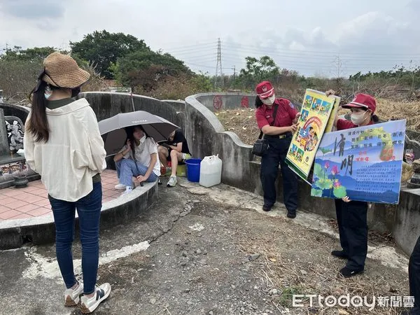 ▲潮州消防分隊公墓防火宣導            。（圖／記者陳崑福翻攝）