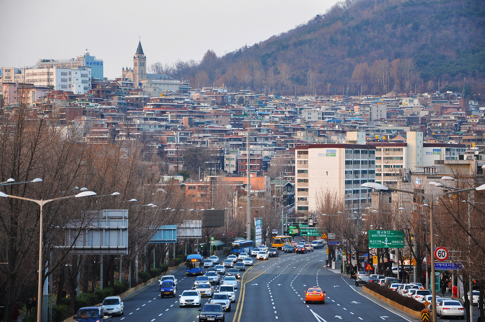 ▲▼南韓首爾市大幅放寬山腳地區公寓建築高度的限制，圖為龍山區山坡上的民宅。（圖／VCG）
