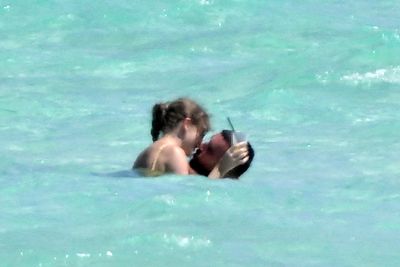 泰勒絲「船上激吻」親密照被拍！　零變裝遊湖約會…驚人行頭曝光