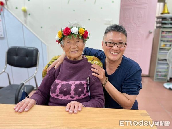 ▲「5566」星嬤93歲楊玉霞開心參與社工、學生陪伴活動。（圖／記者楊漢聲翻攝）