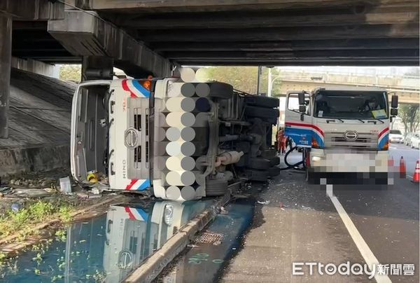 ▲彰化交流道下油罐車翻覆。（圖／記者唐詠絮翻攝）