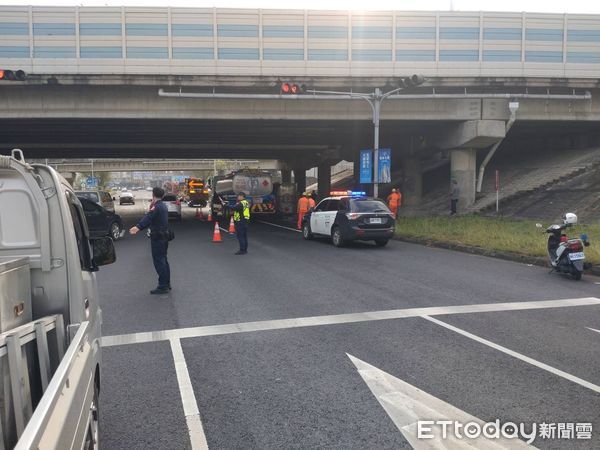 ▲彰化交流道下油罐車翻覆。（圖／記者唐詠絮翻攝）