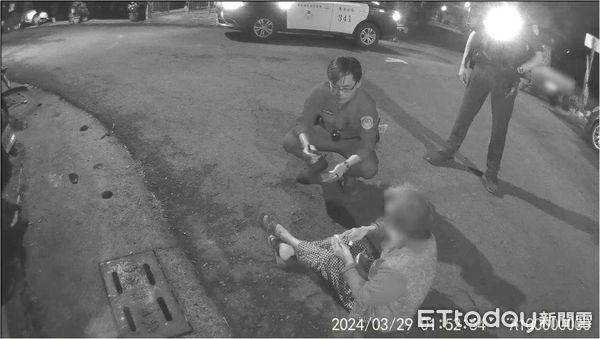 ▲東港警分局崁頂分駐所所長蔡曜陽、警員呂奕褌救援阿嬤            。（圖／記者陳崑福翻攝）