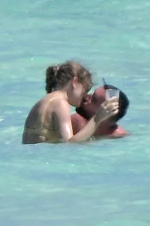 ▲泰勒絲（Taylor Swift）海邊激吻男友凱爾斯（Travis Kelce，又譯：凱爾西）。（圖／達志影像）