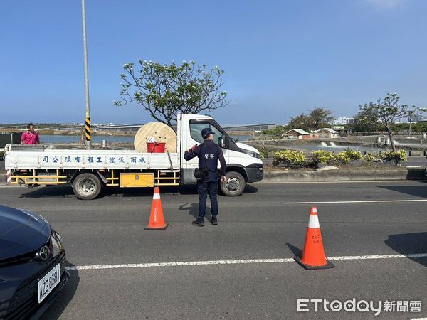 ▲台南市台17線濱南路北上車道，近濱南路、鯤鯓路口以南100公尺處，2日上午發生自小客車失控撞上路旁電桿，造成電桿從中折斷，六分局據報派員前往查處，並管制交通。（圖／記者林東良翻攝，下同）