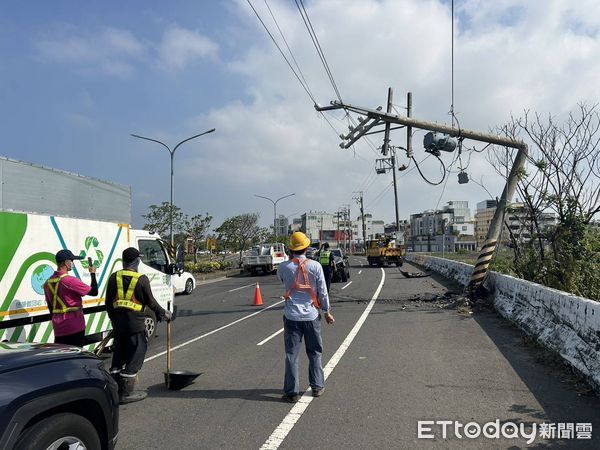 ▲台南市台17線濱南路北上車道，近濱南路、鯤鯓路口以南100公尺處，2日上午發生自小客車失控撞上路旁電桿，造成電桿從中折斷，六分局據報派員前往查處，並管制交通。（圖／記者林東良翻攝，下同）