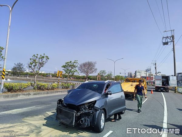 ▲▼台南台17線休旅車撞斷電桿　附近大停電搶修中。（圖／記者林東良翻攝）