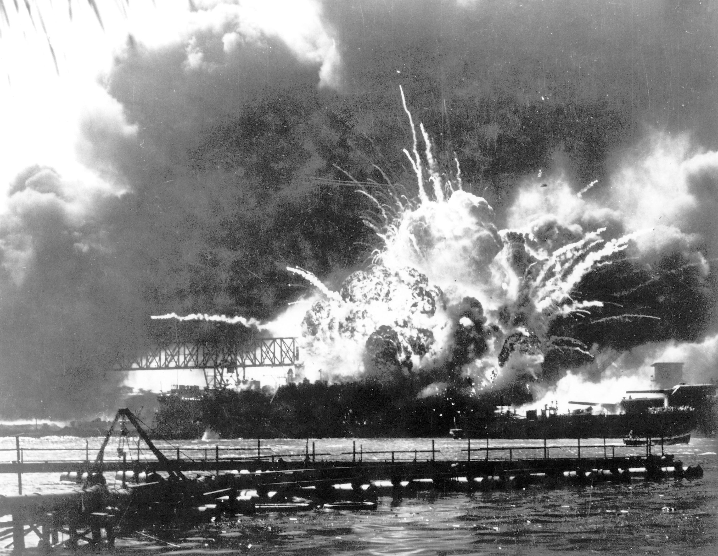 ▲▼美國海軍「亞利桑那號」戰艦於1941年12月7日慘遭日軍偷襲轟炸軍火庫，整作戰艦被炸到飛起來。（圖／達志影像／美聯社）