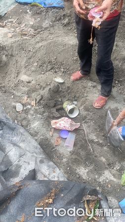 ▲雲林莿桐鄉公所借來金屬探測器協助阿嬤找出埋在魯里的金飾。（圖／記者蔡佩旻翻攝）