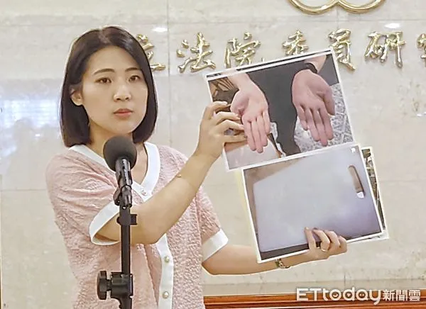 ▲▼立委徐巧芯說明台北市政府驗出米酵菌酸過程記者會 秀出砧板、廚師手部照片。（圖／記者屠惠剛攝）