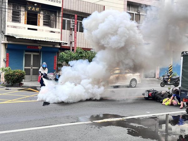 ▲彰化社頭鄉機車相撞起火燃燒。（圖／民眾提供）