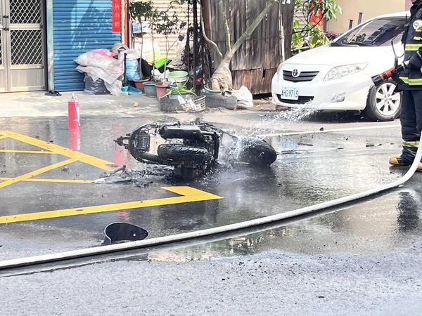 ▲彰化社頭鄉機車相撞起火燃燒。（圖／民眾提供）