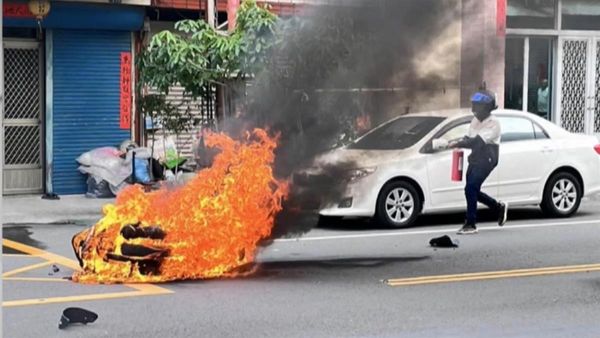 ▲彰化社頭鄉機車相撞起火燃燒。（圖／民眾提供）