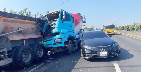 ▲國三北上61.7K處北上大溪路段，今天上午發生4車連環撞事故，預拌水泥車疑似未注意前方堵車，煞車不及撞上賓士轎車與砂石車，再追撞前方大貨車。（圖／國道六隊提供）