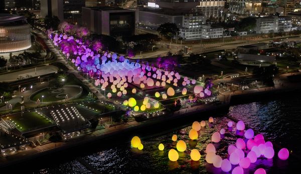 ▲「teamLab Continuous 光漣」添馬公園香港,香港舉辦《俠之大者 - 金庸百年誕辰紀念》活動,illuminate! Run Beyond,巨型LED裝置《迴圈》,。（圖／港旅局及主辦單位提供）