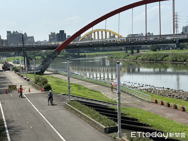 ▲▼朱軒洋、吳卓源河濱公園私會，身旁100公尺警消正在下艇搜救墜河駕駛。（圖／記者黃彥傑攝）