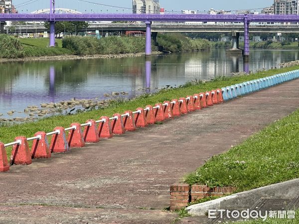 ▲▼朱軒洋、吳卓源河濱公園私會，身旁100公尺警消正在下艇搜救墜河駕駛。（圖／記者黃彥傑攝）