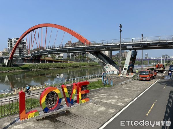 ▲▼朱軒洋、吳卓源河濱公園私會，身旁100公尺警消正在下艇搜救墜河駕駛。（圖／記者黃彥傑攝）