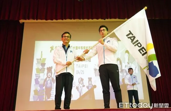 ▲台北市教育局長湯志民（左）授旗給選手代表呂宜憲（右）。（圖／台北市教育局提供）