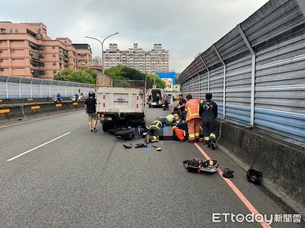 ▲▼ 資收車與機車嚴重車禍            。（圖／記者陳以昇攝）