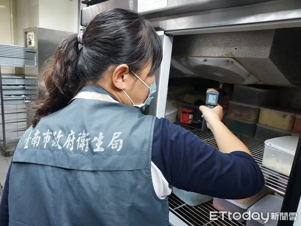 ▲寶林茶室餐廳爆發食品中毒事件引起各界關注，台南市衛生局配合進行上游供應商查核，並稽查涼拌菜有菸頭及壽司店疑食物中案。（圖／記者林東良翻攝，下同）