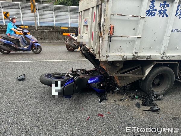 ▲▼ 機車追撞的撞擊力道相當猛烈，整輛車卡進資收車車底            。（圖／記者陳以昇翻攝）