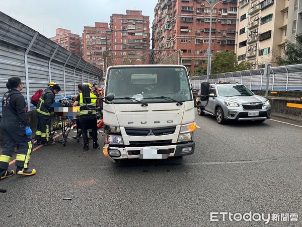 ▲▼ 機車追撞的撞擊力道相當猛烈，整輛車卡進資收車車底            。（圖／記者陳以昇翻攝）