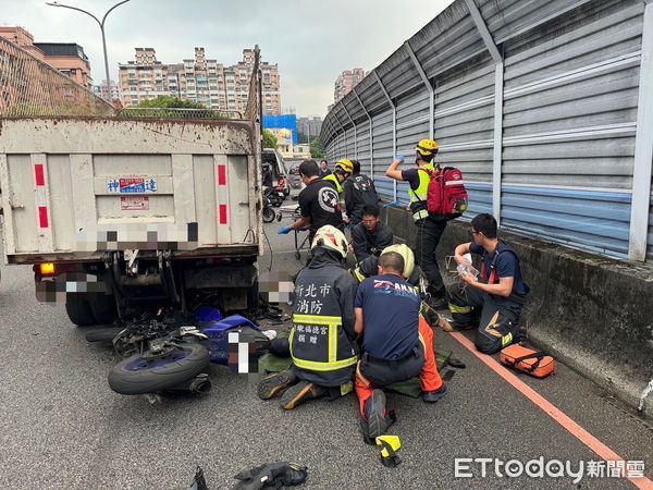 ▲▼ 機車追撞的撞擊力道相當猛烈，整輛車卡進資收車車底            。（圖／記者陳以昇翻攝）