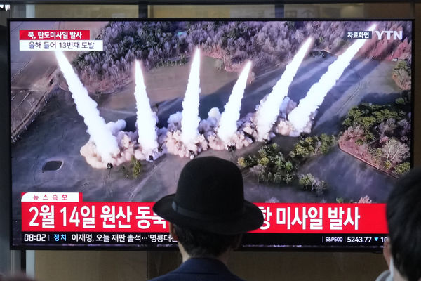 ▲▼韓聯社報導北韓2日成功試射飛彈的消息。（圖／路透）