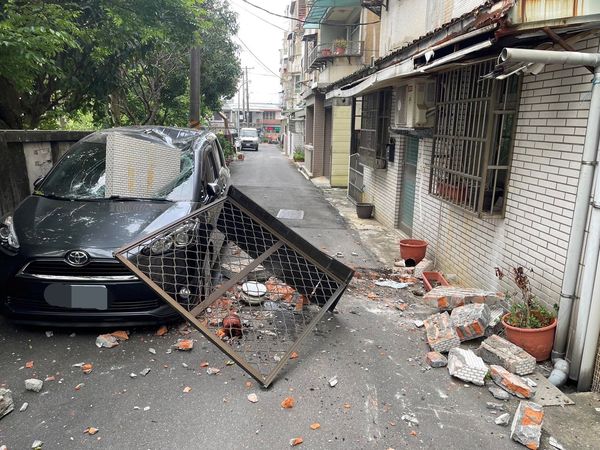 0403地震，新北市小坪頂鐵窗被震落。（圖／翻攝自Facebook／爆料公社）