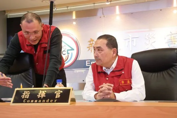 ▲侯友宜坐鎮9樓災害應變中心。（圖／新北市府提供）