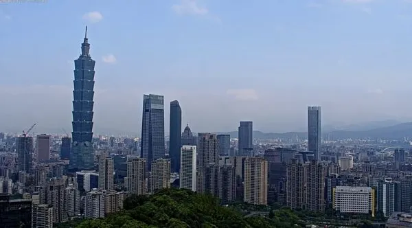 台北象山觀景平台鏡頭記錄7.2地震發生時的劇烈搖晃。（圖／台北觀光即時影像YouTube）