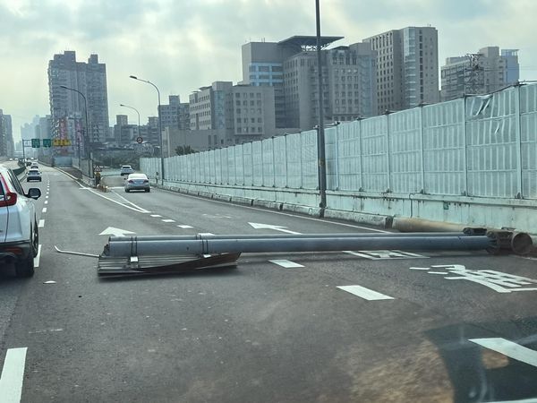 強震來襲，台64快速道路路燈倒在車道上。（圖／翻攝自是中和人社團）